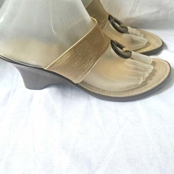 Italian Shoemakers Sandals Thong Toe Low Wedge Heel Womens Size 8 Gold Tone EUC - Picture 6 of 6